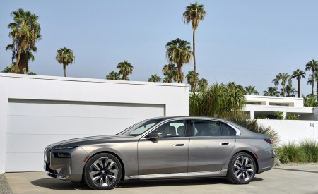 2023 BMW i7 xDrive60 (Color: Oxid Grey Metallic; US-Spec) Front Three-Quarter Wallpapers 450x275 (93)