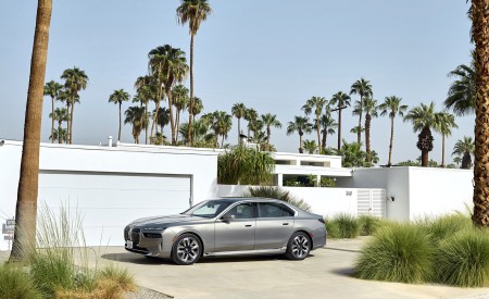 2023 BMW i7 xDrive60 (Color: Oxid Grey Metallic; US-Spec) Front Three-Quarter Wallpapers 450x275 (94)