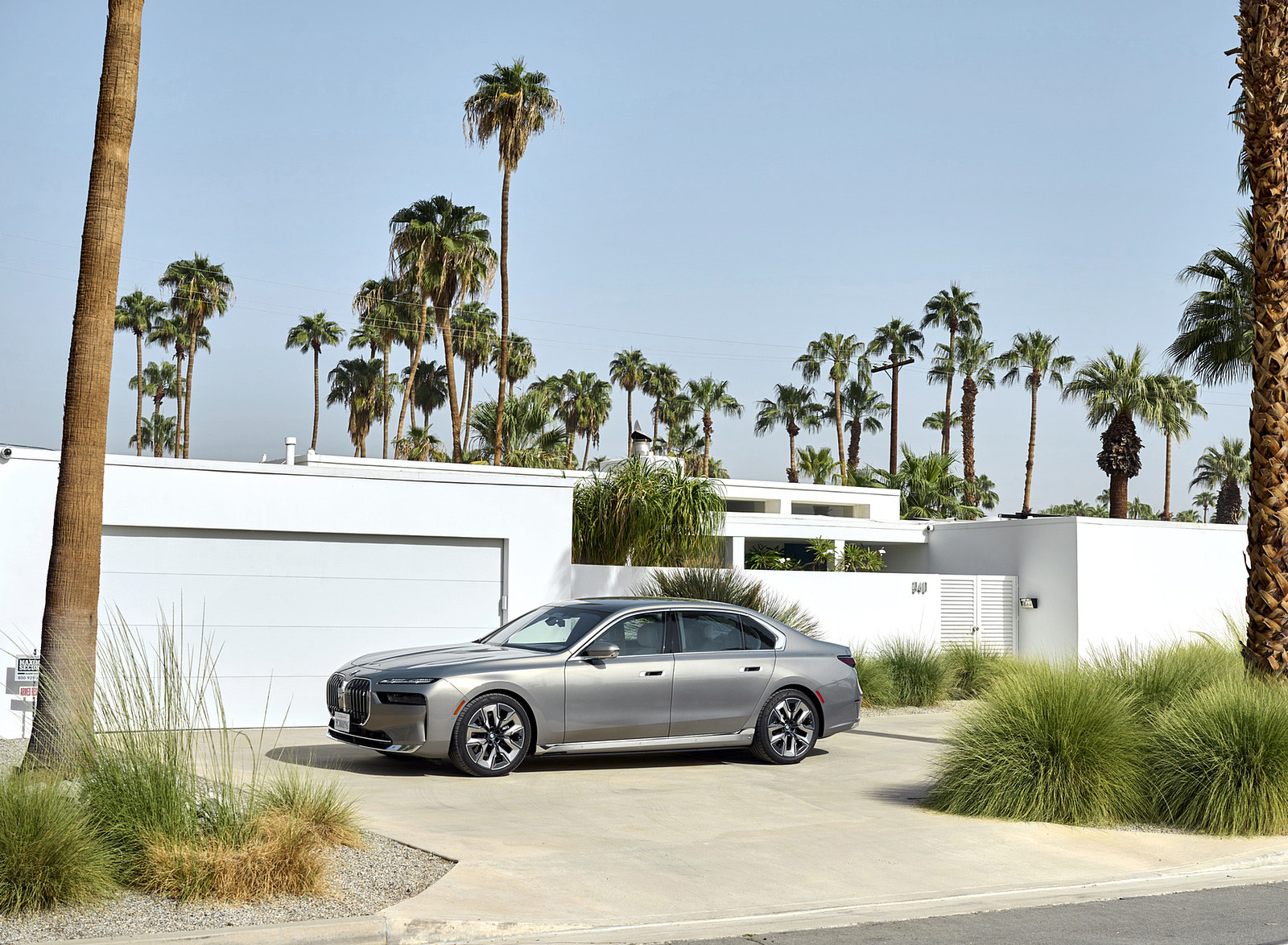 2023 BMW i7 xDrive60 (Color: Oxid Grey Metallic; US-Spec) Front Three-Quarter Wallpapers #94 of 155