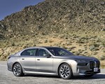 2023 BMW i7 xDrive60 (Color: Oxid Grey Metallic; US-Spec) Front Three-Quarter Wallpapers 150x120 (84)