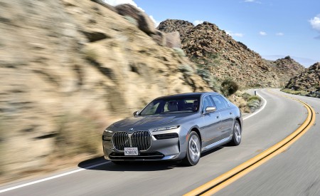 2023 BMW i7 xDrive60 (Color: Oxid Grey Metallic; US-Spec) Front Three-Quarter Wallpapers 450x275 (69)
