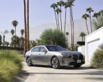 2023 BMW i7 xDrive60 (Color: Oxid Grey Metallic; US-Spec) Front Three-Quarter Wallpapers 150x120 (96)