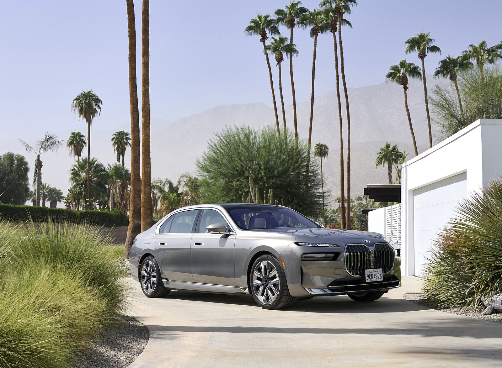 2023 BMW i7 xDrive60 (Color: Oxid Grey Metallic; US-Spec) Front Three-Quarter Wallpapers #96 of 155