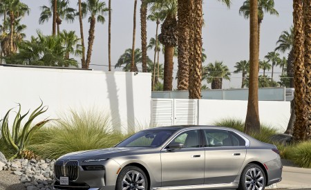 2023 BMW i7 xDrive60 (Color: Oxid Grey Metallic; US-Spec) Front Three-Quarter Wallpapers 450x275 (110)