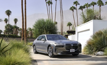 2023 BMW i7 xDrive60 (Color: Oxid Grey Metallic; US-Spec) Front Three-Quarter Wallpapers 450x275 (97)