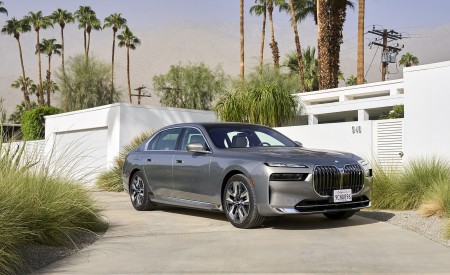 2023 BMW i7 xDrive60 (Color: Oxid Grey Metallic; US-Spec) Front Three-Quarter Wallpapers 450x275 (98)