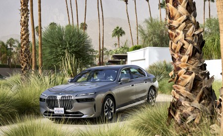 2023 BMW i7 xDrive60 (Color: Oxid Grey Metallic; US-Spec) Front Three-Quarter Wallpapers 450x275 (102)