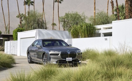 2023 BMW i7 xDrive60 (Color: Oxid Grey Metallic; US-Spec) Front Wallpapers 450x275 (104)