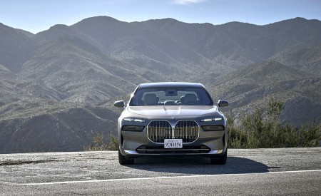2023 BMW i7 xDrive60 (Color: Oxid Grey Metallic; US-Spec) Front Wallpapers 450x275 (90)