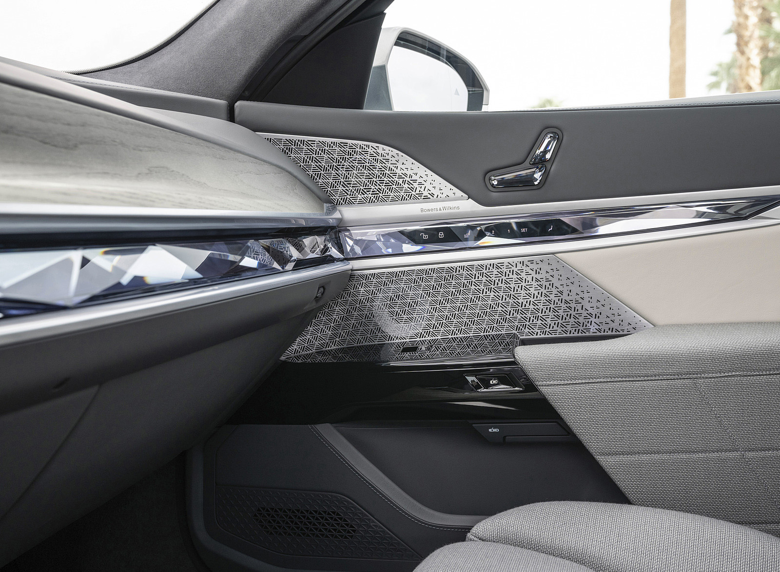 2023 BMW i7 xDrive60 (Color: Oxid Grey Metallic; US-Spec) Interior Detail Wallpapers #150 of 155