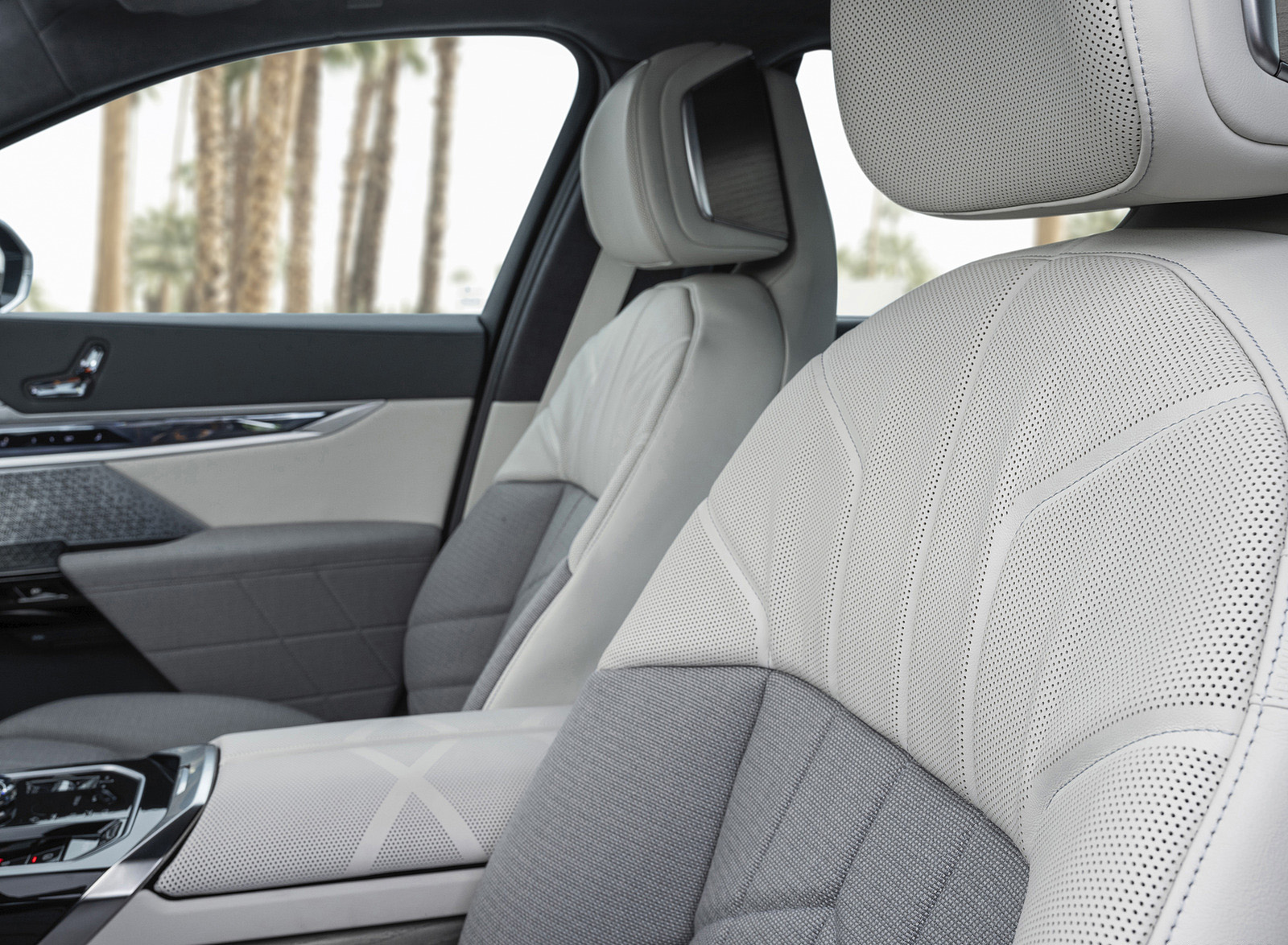 2023 BMW i7 xDrive60 (Color: Oxid Grey Metallic; US-Spec) Interior Front Seats Wallpapers #151 of 155