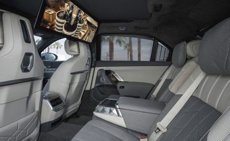2023 BMW i7 xDrive60 (Color: Oxid Grey Metallic; US-Spec) Interior Rear Seats Wallpapers 450x275 (155)