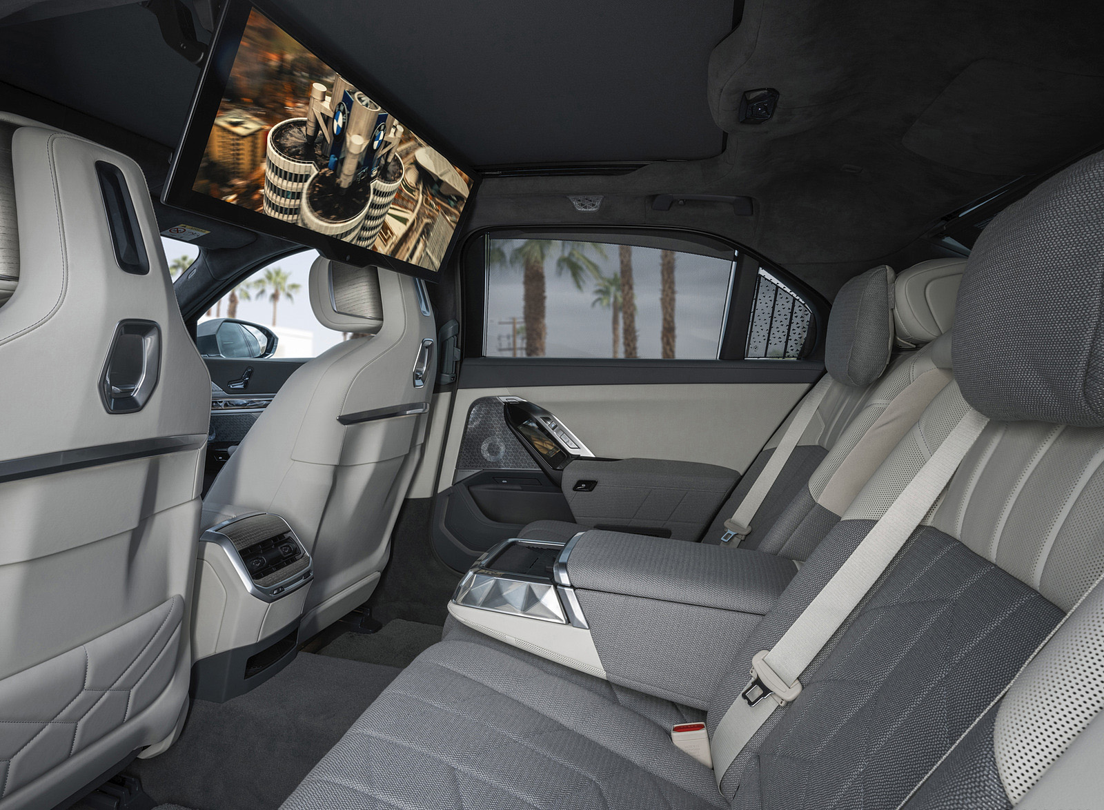 2023 BMW i7 xDrive60 (Color: Oxid Grey Metallic; US-Spec) Interior Rear Seats Wallpapers #155 of 155