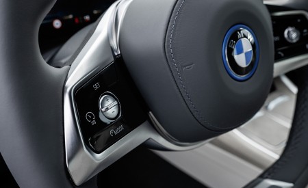 2023 BMW i7 xDrive60 (Color: Oxid Grey Metallic; US-Spec) Interior Steering Wheel Wallpapers 450x275 (142)