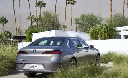 2023 BMW i7 xDrive60 (Color: Oxid Grey Metallic; US-Spec) Rear Three-Quarter Wallpapers 450x275 (107)