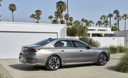 2023 BMW i7 xDrive60 (Color: Oxid Grey Metallic; US-Spec) Rear Three-Quarter Wallpapers 450x275 (99)