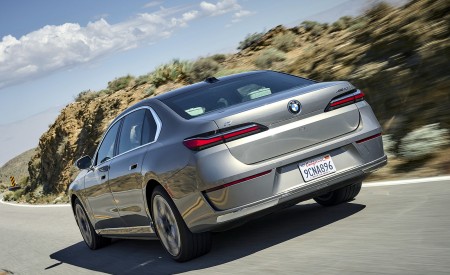 2023 BMW i7 xDrive60 (Color: Oxid Grey Metallic; US-Spec) Rear Three-Quarter Wallpapers 450x275 (75)