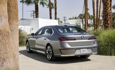 2023 BMW i7 xDrive60 (Color: Oxid Grey Metallic; US-Spec) Rear Three-Quarter Wallpapers 450x275 (108)