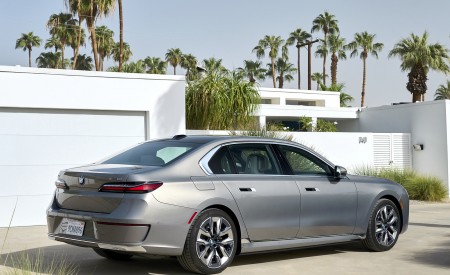 2023 BMW i7 xDrive60 (Color: Oxid Grey Metallic; US-Spec) Rear Three-Quarter Wallpapers 450x275 (100)
