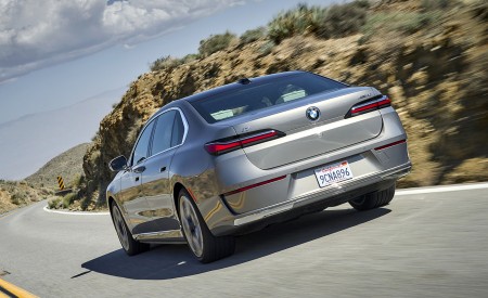 2023 BMW i7 xDrive60 (Color: Oxid Grey Metallic; US-Spec) Rear Three-Quarter Wallpapers 450x275 (76)