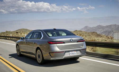 2023 BMW i7 xDrive60 (Color: Oxid Grey Metallic; US-Spec) Rear Three-Quarter Wallpapers 450x275 (77)