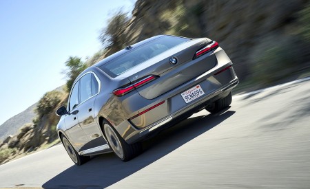 2023 BMW i7 xDrive60 (Color: Oxid Grey Metallic; US-Spec) Rear Three-Quarter Wallpapers 450x275 (78)