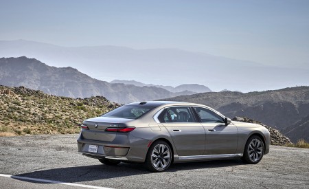 2023 BMW i7 xDrive60 (Color: Oxid Grey Metallic; US-Spec) Rear Three-Quarter Wallpapers 450x275 (91)