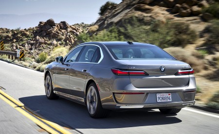 2023 BMW i7 xDrive60 (Color: Oxid Grey Metallic; US-Spec) Rear Three-Quarter Wallpapers 450x275 (79)