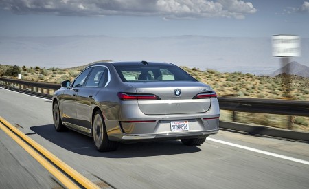 2023 BMW i7 xDrive60 (Color: Oxid Grey Metallic; US-Spec) Rear Three-Quarter Wallpapers 450x275 (80)