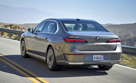 2023 BMW i7 xDrive60 (Color: Oxid Grey Metallic; US-Spec) Rear Three-Quarter Wallpapers 450x275 (81)