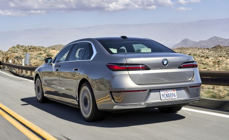 2023 BMW i7 xDrive60 (Color: Oxid Grey Metallic; US-Spec) Rear Three-Quarter Wallpapers 450x275 (82)