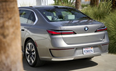 2023 BMW i7 xDrive60 (Color: Oxid Grey Metallic; US-Spec) Rear Wallpapers 450x275 (125)