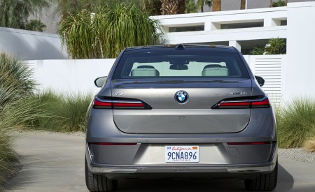 2023 BMW i7 xDrive60 (Color: Oxid Grey Metallic; US-Spec) Rear Wallpapers 450x275 (112)