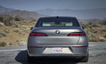 2023 BMW i7 xDrive60 (Color: Oxid Grey Metallic; US-Spec) Rear Wallpapers 450x275 (92)