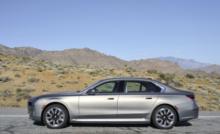 2023 BMW i7 xDrive60 (Color: Oxid Grey Metallic; US-Spec) Side Wallpapers 450x275 (87)