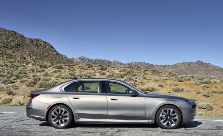 2023 BMW i7 xDrive60 (Color: Oxid Grey Metallic; US-Spec) Side Wallpapers 450x275 (88)