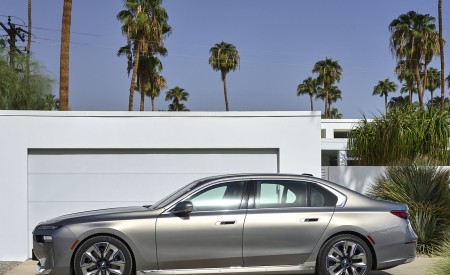 2023 BMW i7 xDrive60 (Color: Oxid Grey Metallic; US-Spec) Side Wallpapers 450x275 (101)