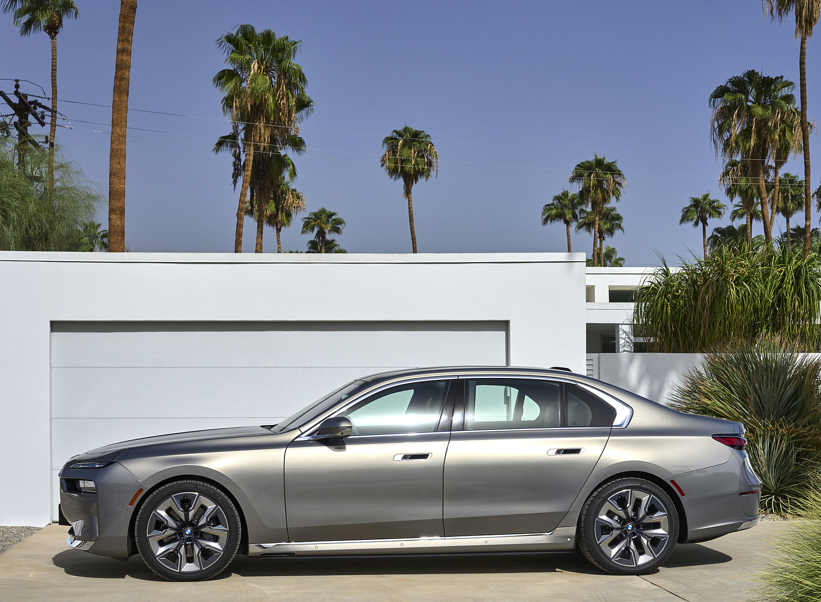 2023 BMW i7 xDrive60 (Color: Oxid Grey Metallic; US-Spec) Side Wallpapers #101 of 155