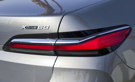 2023 BMW i7 xDrive60 (Color: Oxid Grey Metallic; US-Spec) Tail Light Wallpapers 450x275 (126)