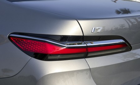 2023 BMW i7 xDrive60 (Color: Oxid Grey Metallic; US-Spec) Tail Light Wallpapers 450x275 (127)