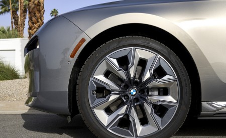 2023 BMW i7 xDrive60 (Color: Oxid Grey Metallic; US-Spec) Wheel Wallpapers 450x275 (124)