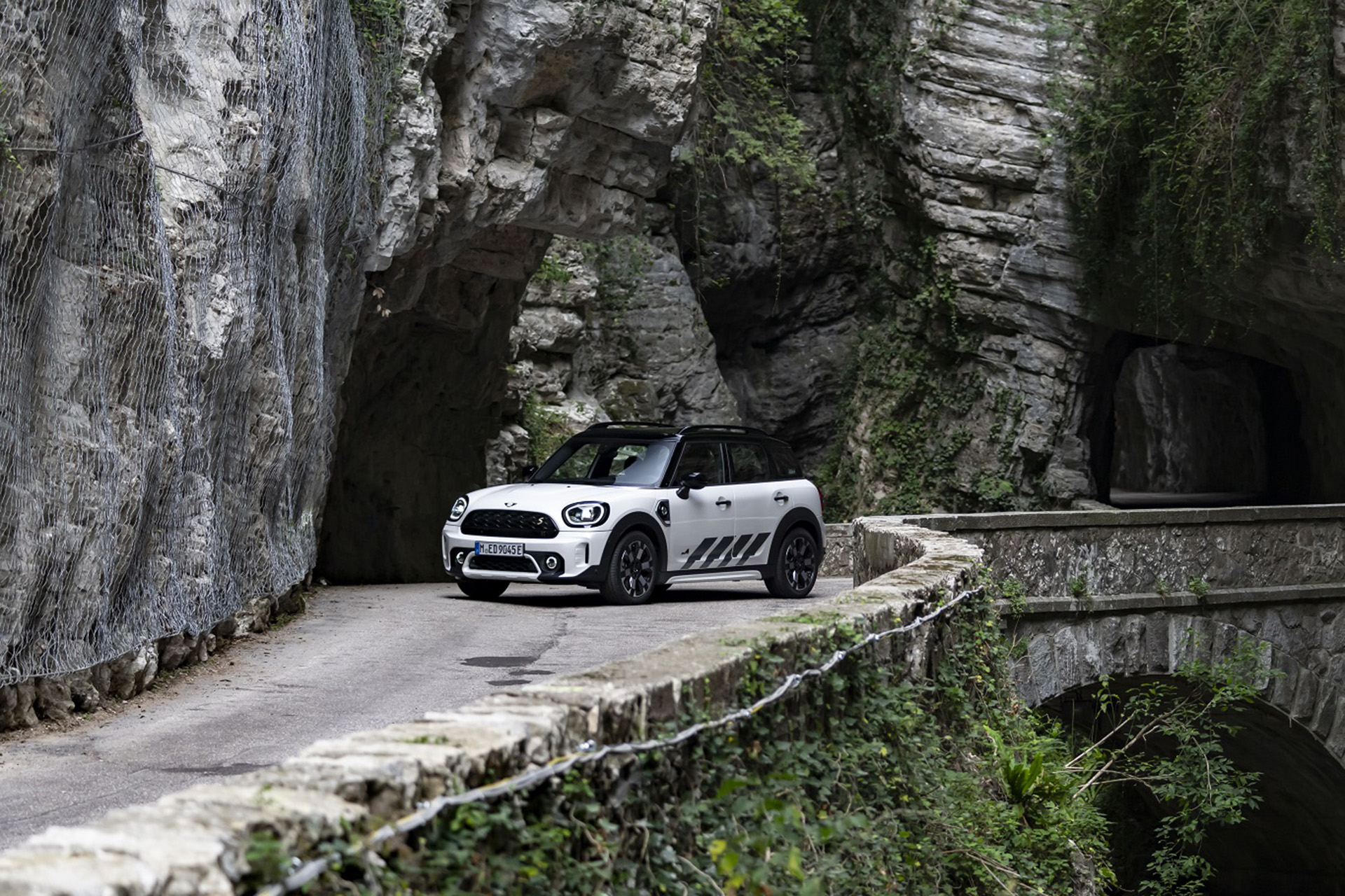 2023 Mini Cooper SE Countryman ALL4 Untamed Edition Front Three-Quarter Wallpapers #17 of 65