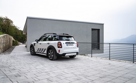 2023 Mini Cooper SE Countryman ALL4 Untamed Edition Rear Three-Quarter Wallpapers 450x275 (48)