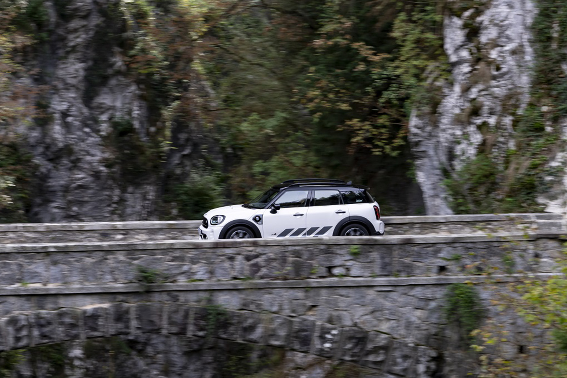 2023 Mini Cooper SE Countryman ALL4 Untamed Edition Side Wallpapers #26 of 65