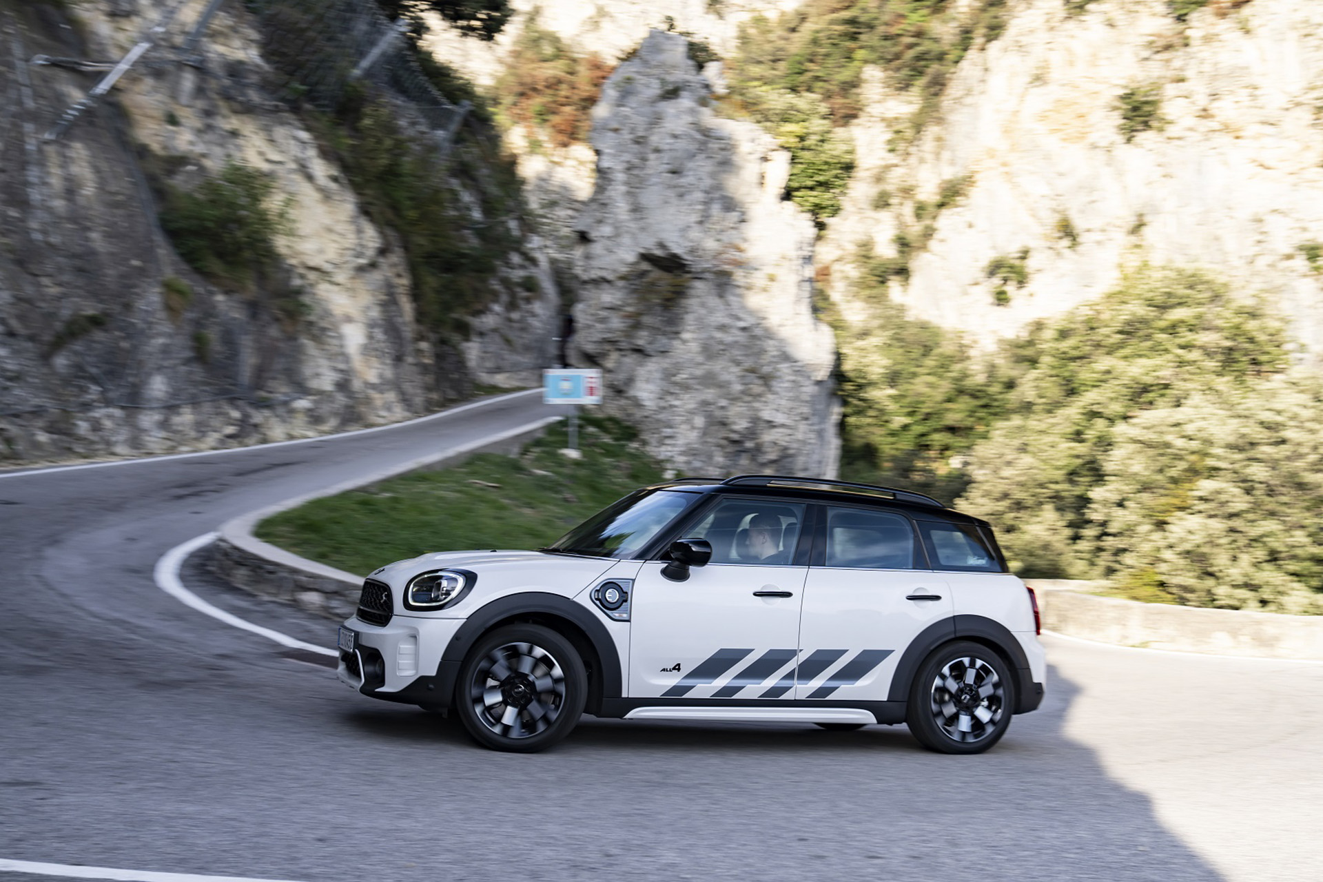 2023 Mini Cooper SE Countryman ALL4 Untamed Edition Side Wallpapers #4 of 65