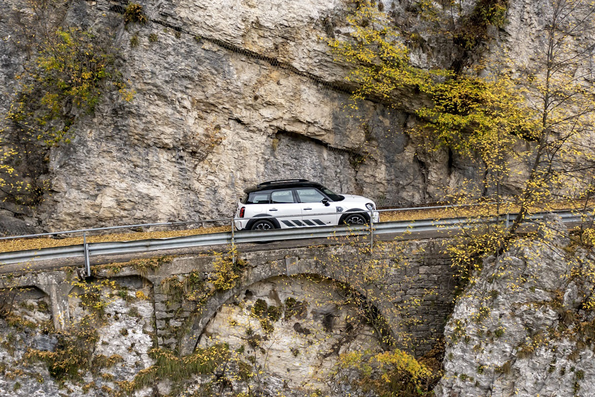 2023 Mini Cooper SE Countryman ALL4 Untamed Edition Side Wallpapers #28 of 65