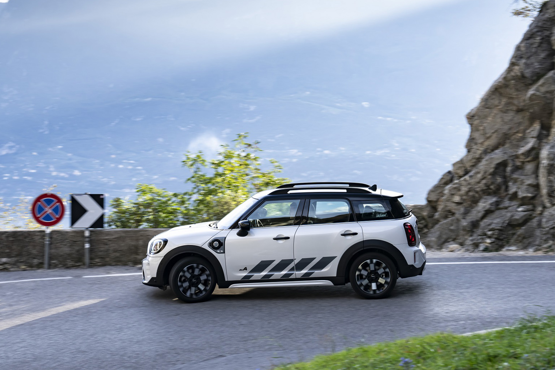 2023 Mini Cooper SE Countryman ALL4 Untamed Edition Side Wallpapers (5)