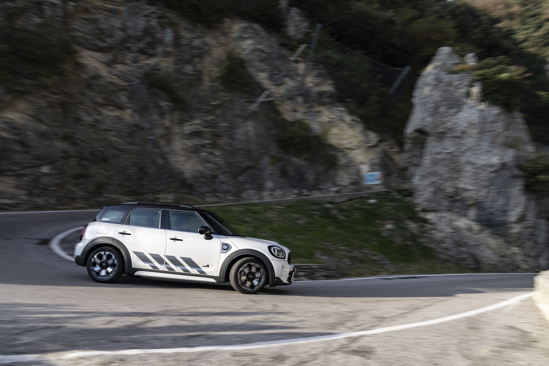2023 Mini Cooper SE Countryman ALL4 Untamed Edition Side Wallpapers #16 of 65