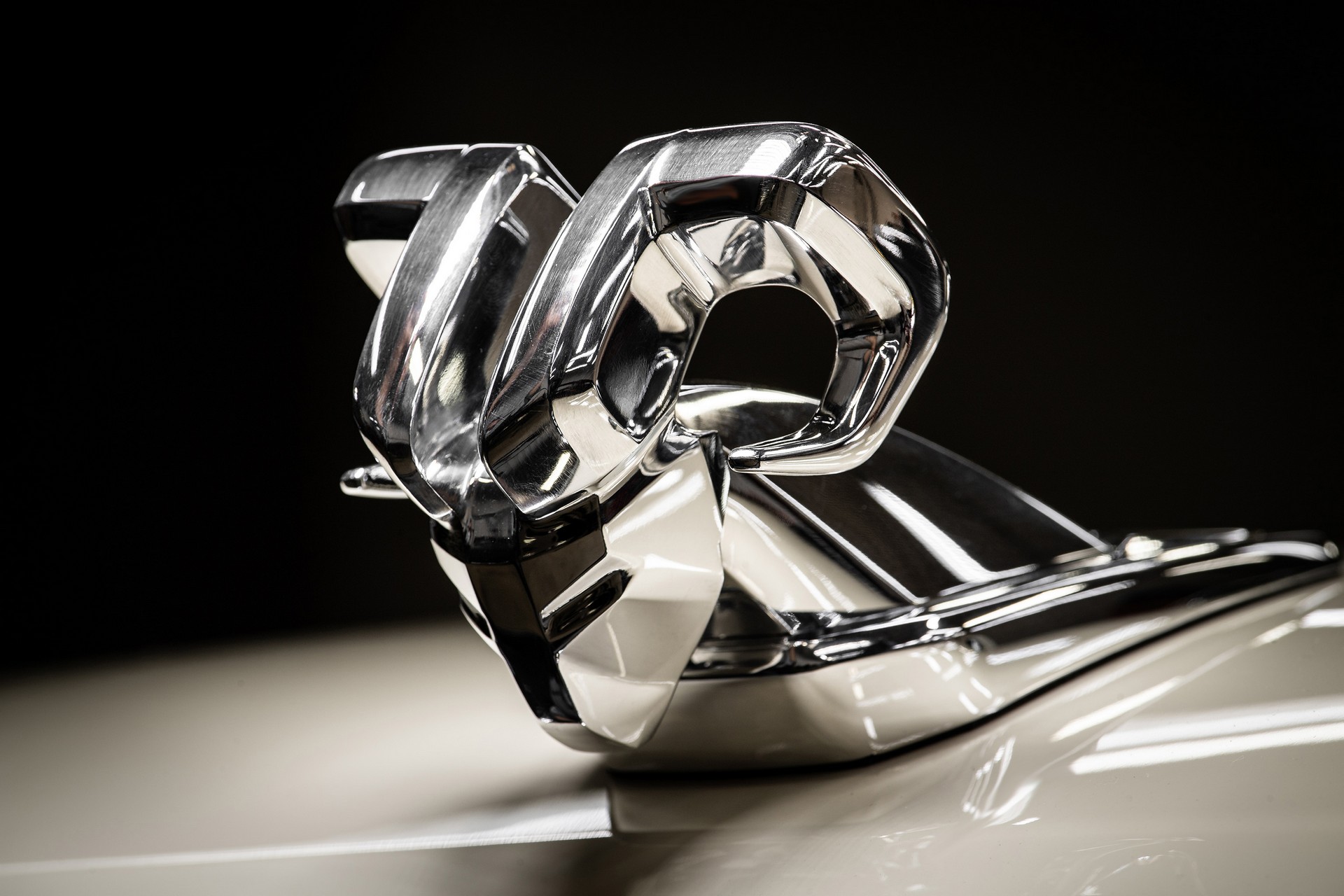 2023 Ram Traveller Hood Ornament Wallpapers (6)