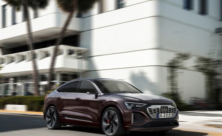 2024 Audi Q8 Sportback e-tron quattro (Color: Madeira Brown Metallic) Front Three-Quarter Wallpapers 450x275 (4)